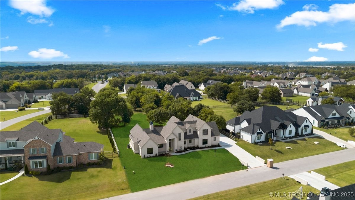 6334 N Dogwood Trail