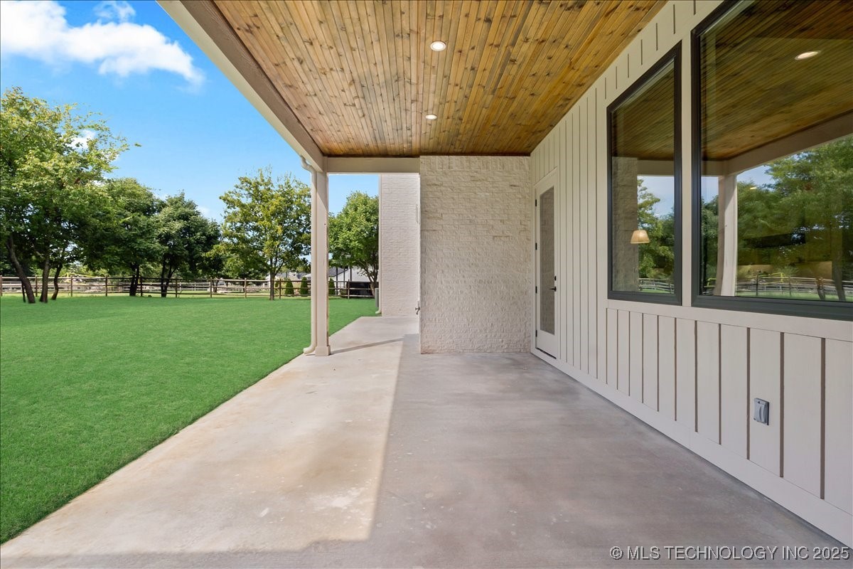 6334 N Dogwood Trail