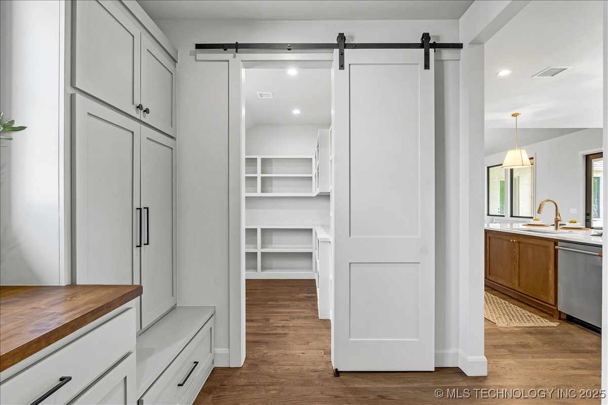 6334 N Dogwood Trail