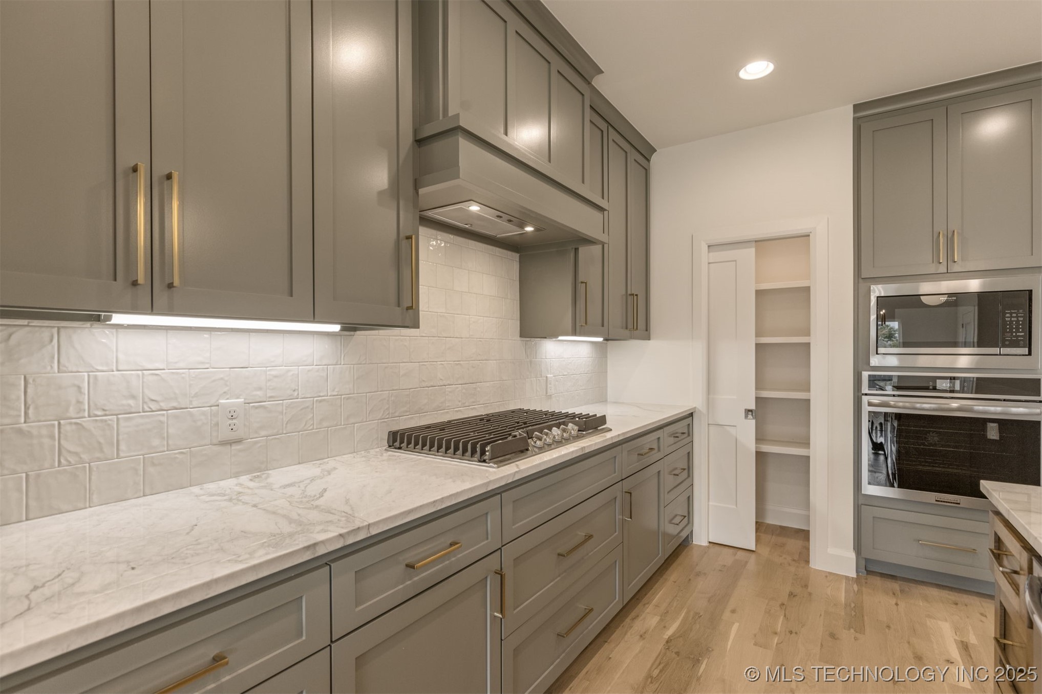 13647 S 21st Place E