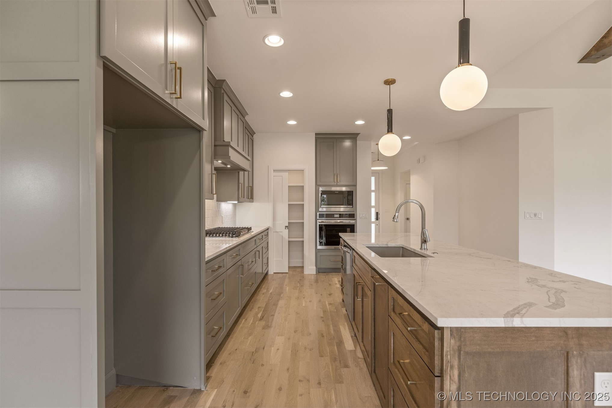 13647 S 21st Place E