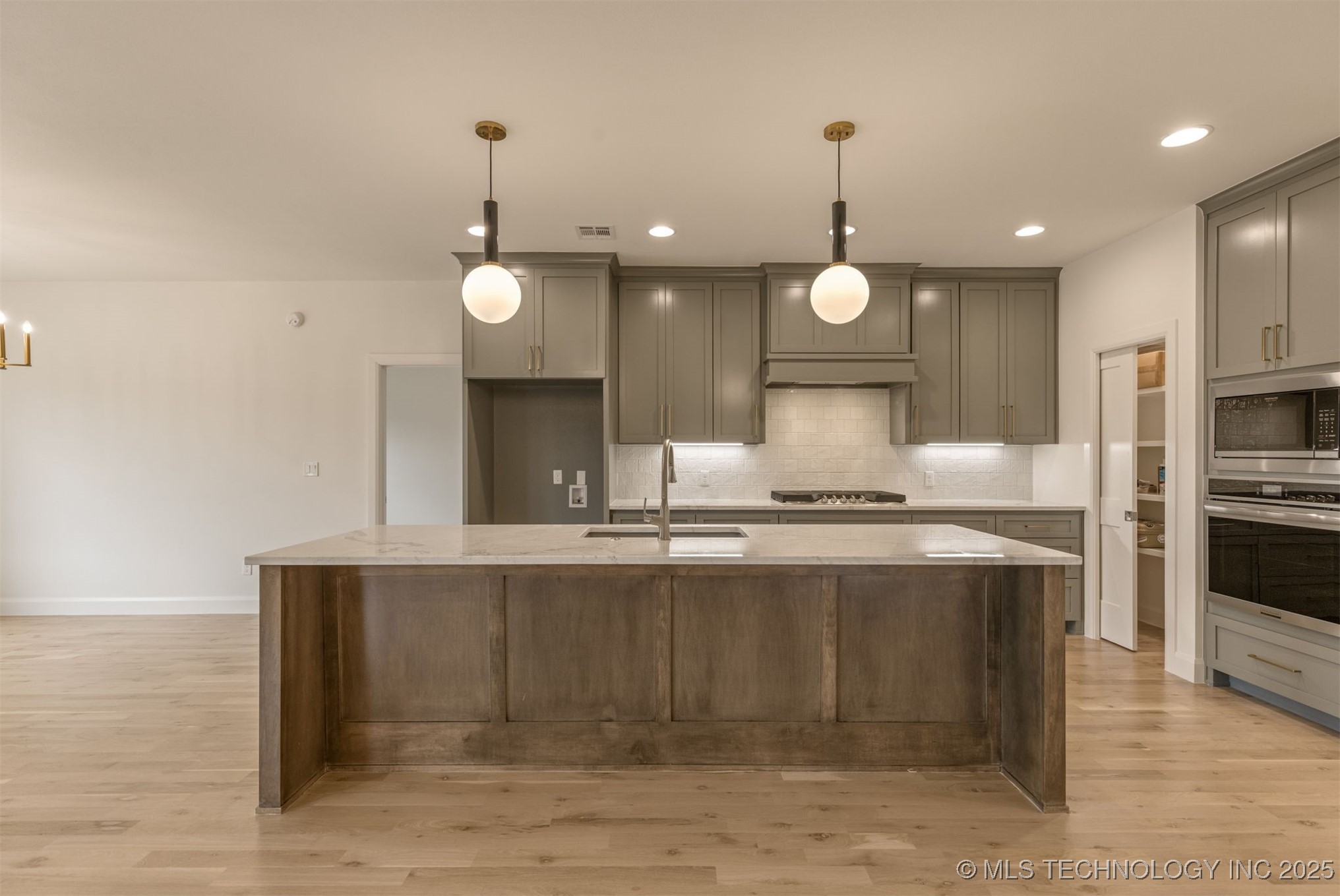 13647 S 21st Place E