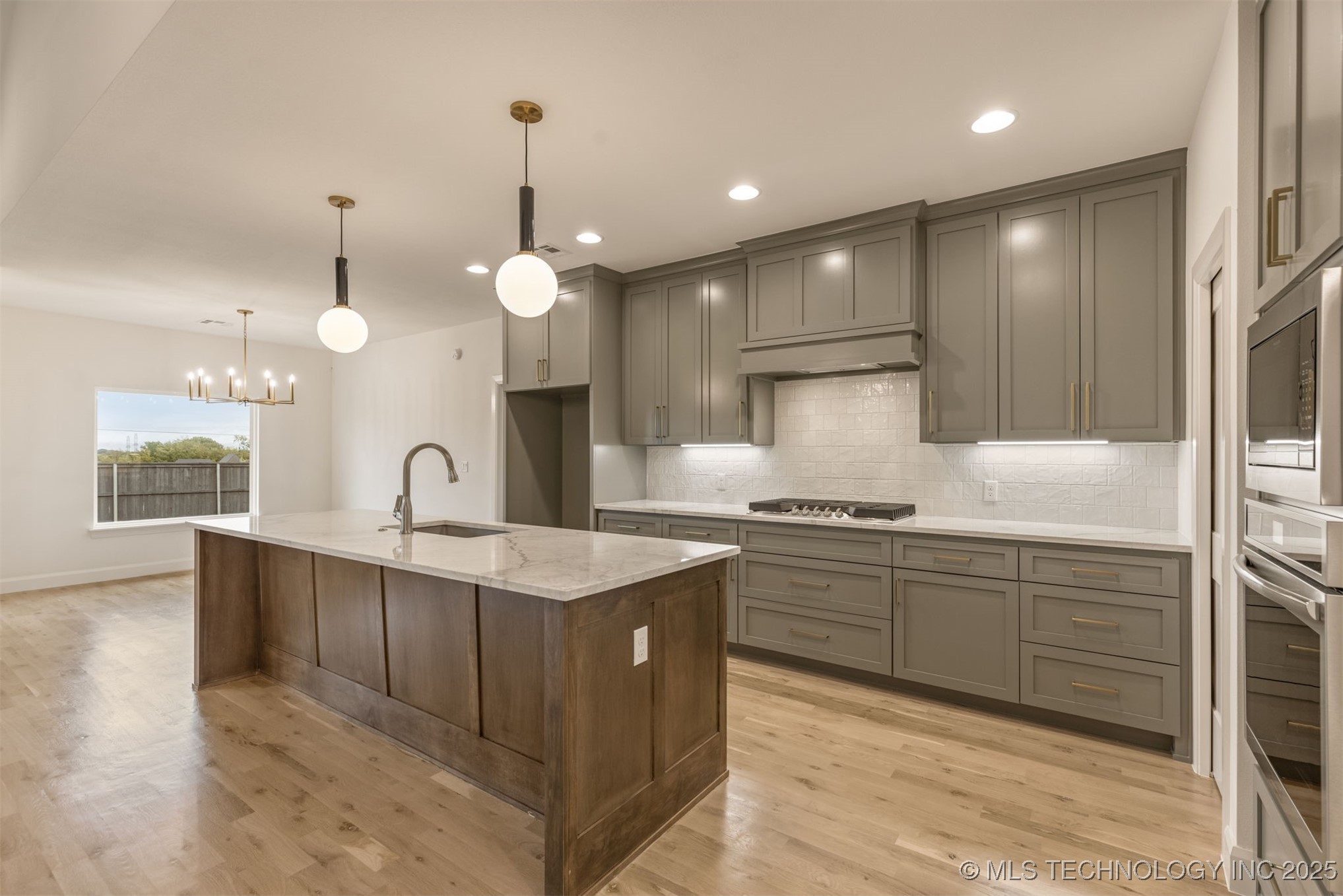 13647 S 21st Place E