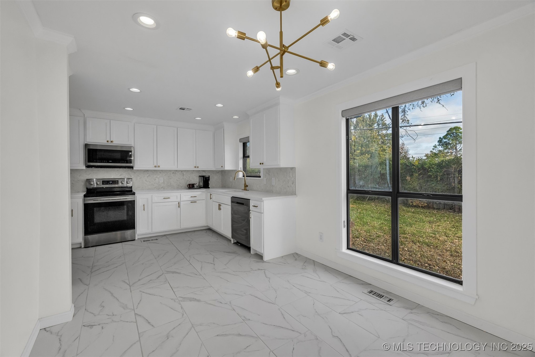 1916 W Indianola Street