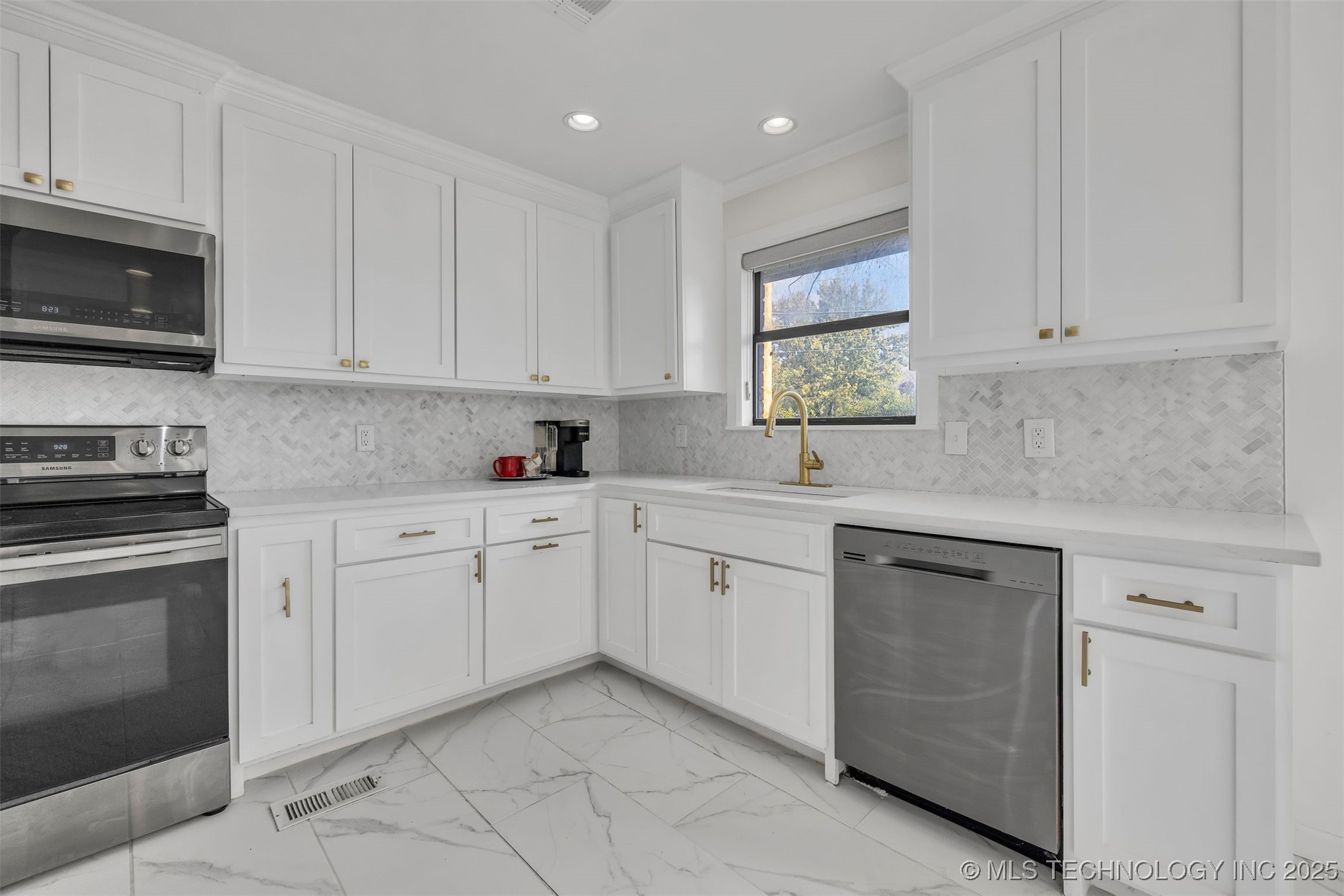 1916 W Indianola Street