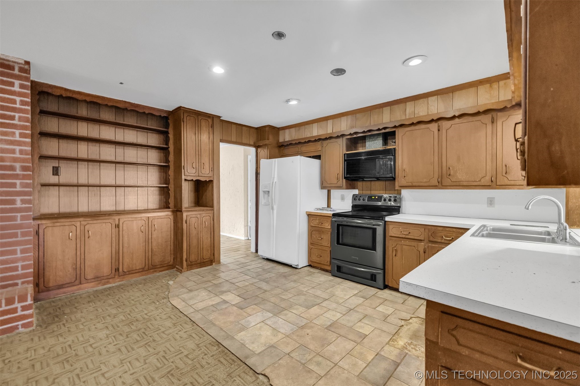 930 S Sinnett Road