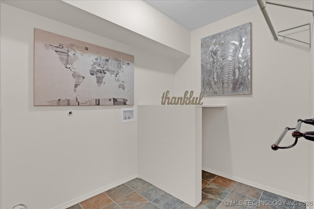 1122 E 144th Place