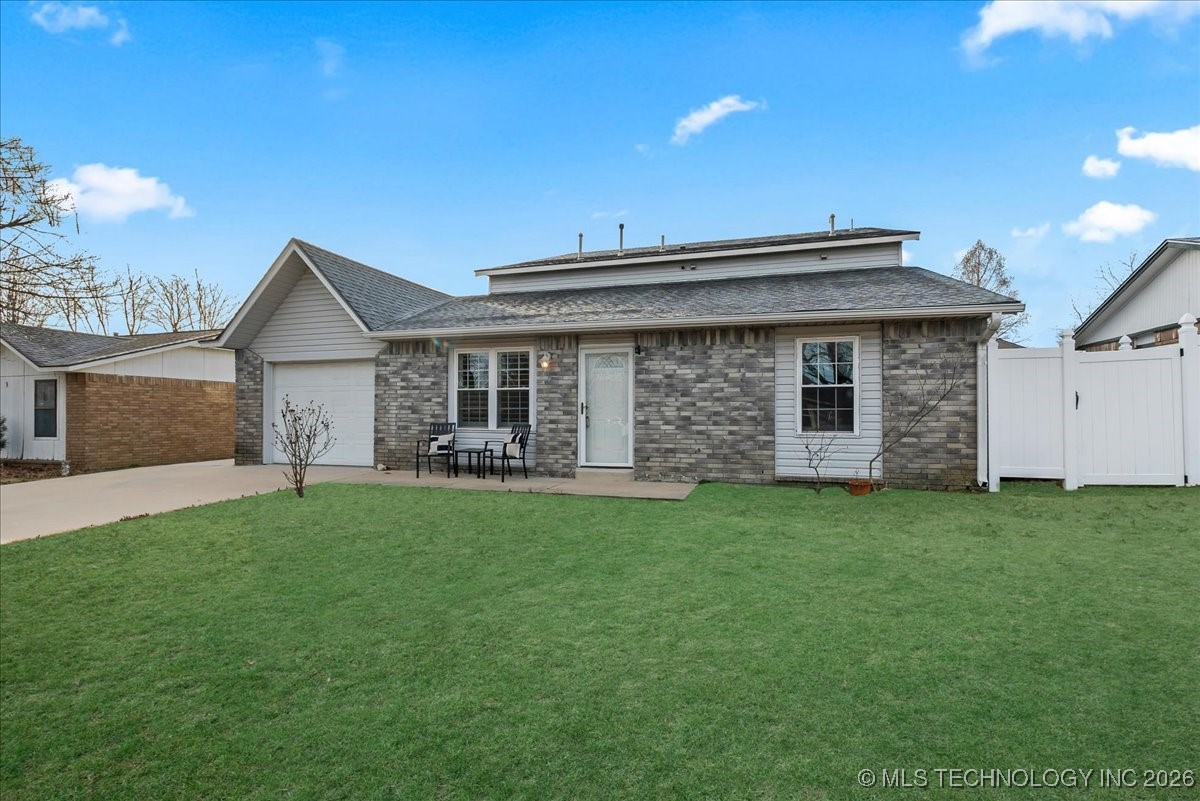 1122 E 144th Place
