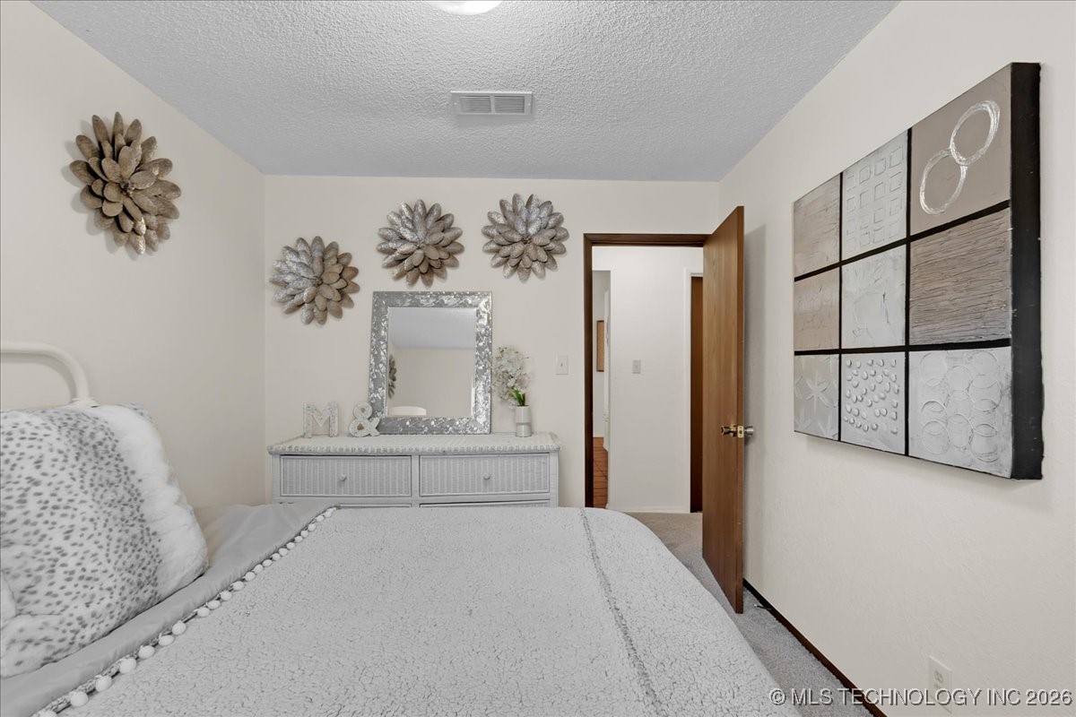 1122 E 144th Place