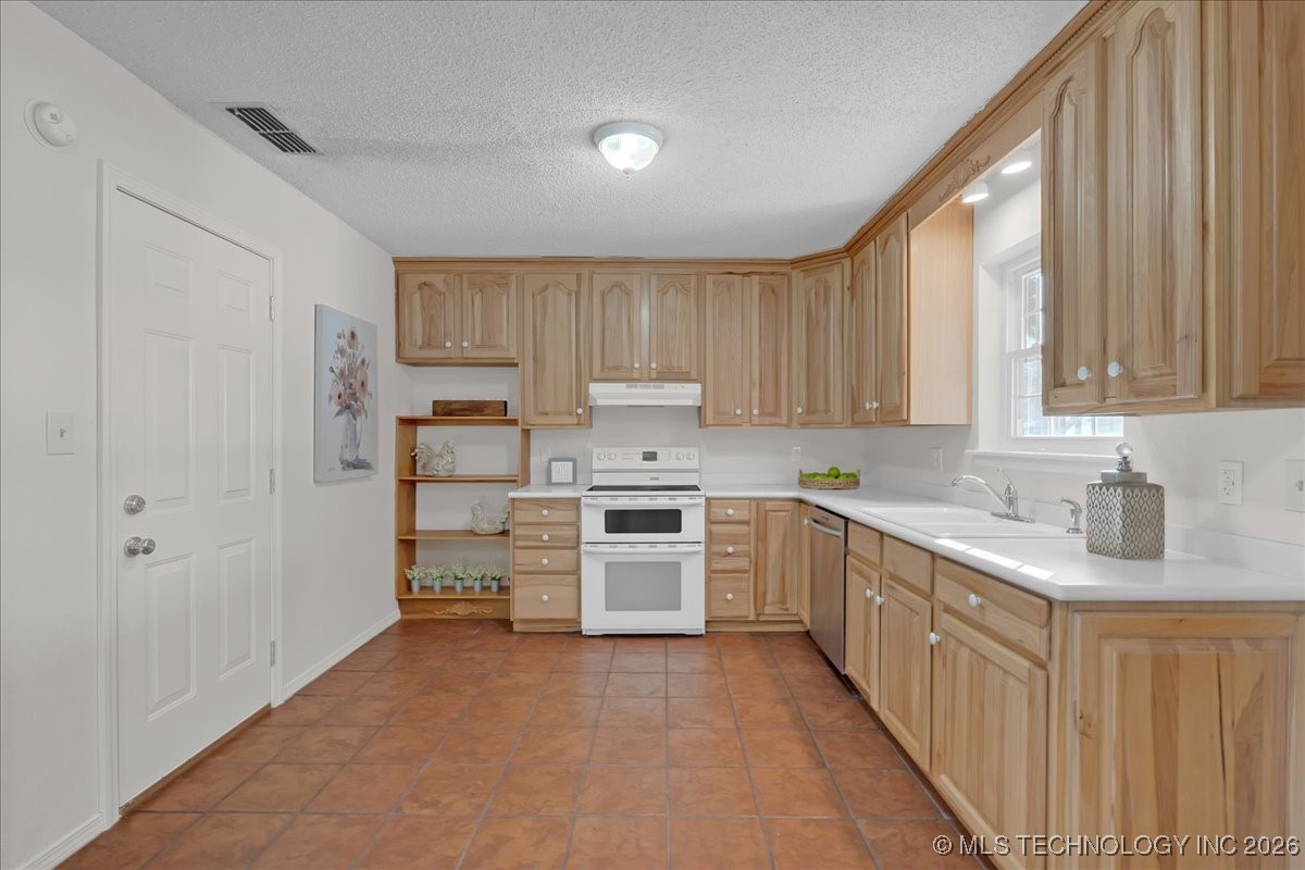 1122 E 144th Place