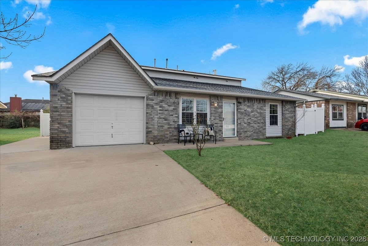1122 E 144th Place