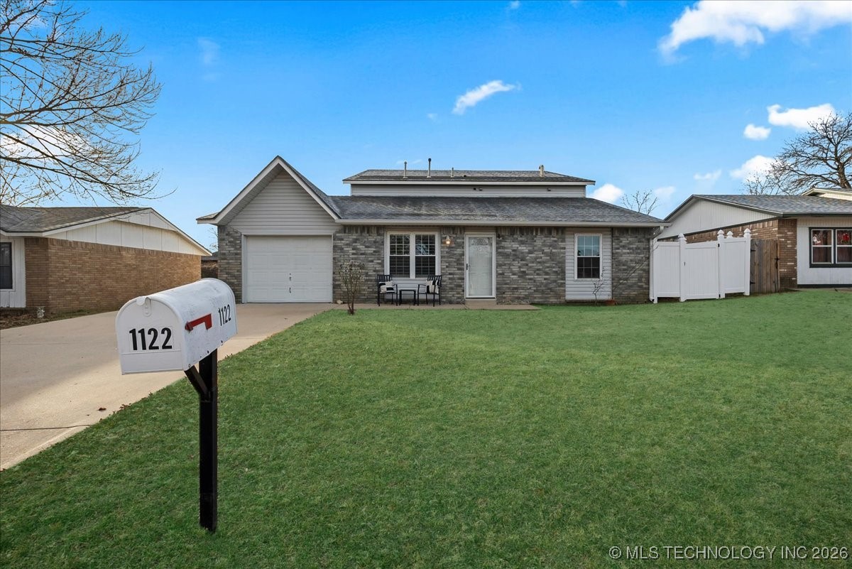 1122 E 144th Place