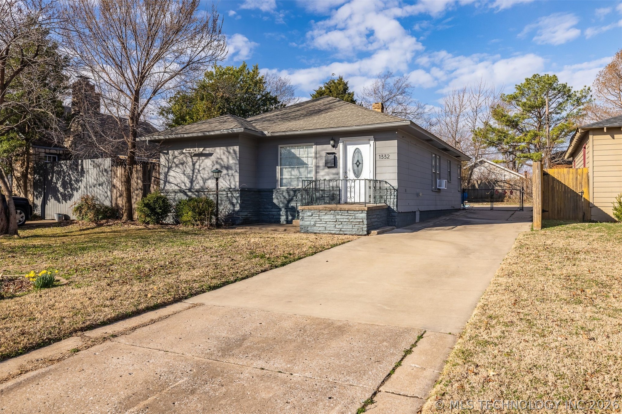 1332 S Knoxville Avenue