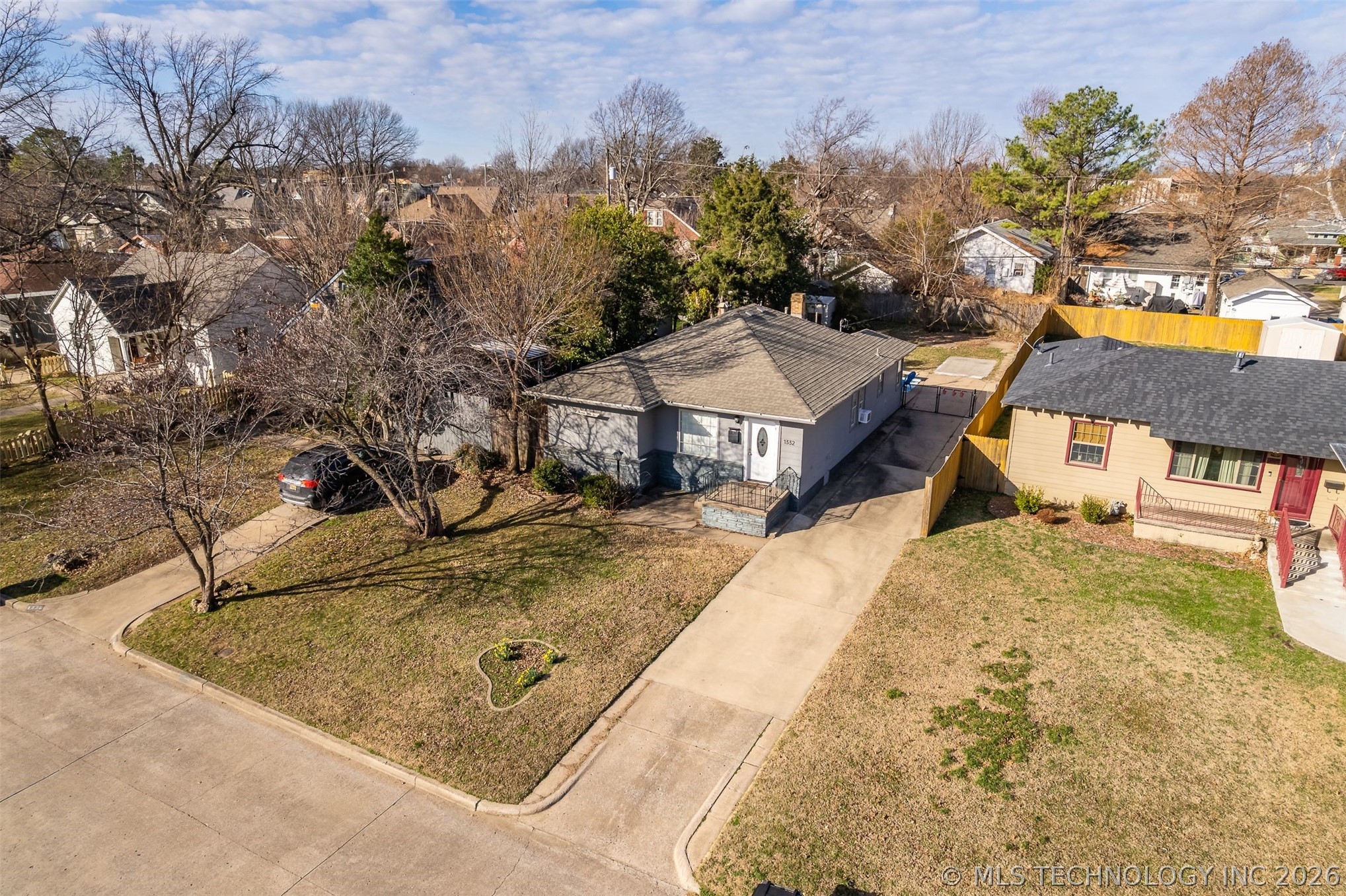 1332 S Knoxville Avenue