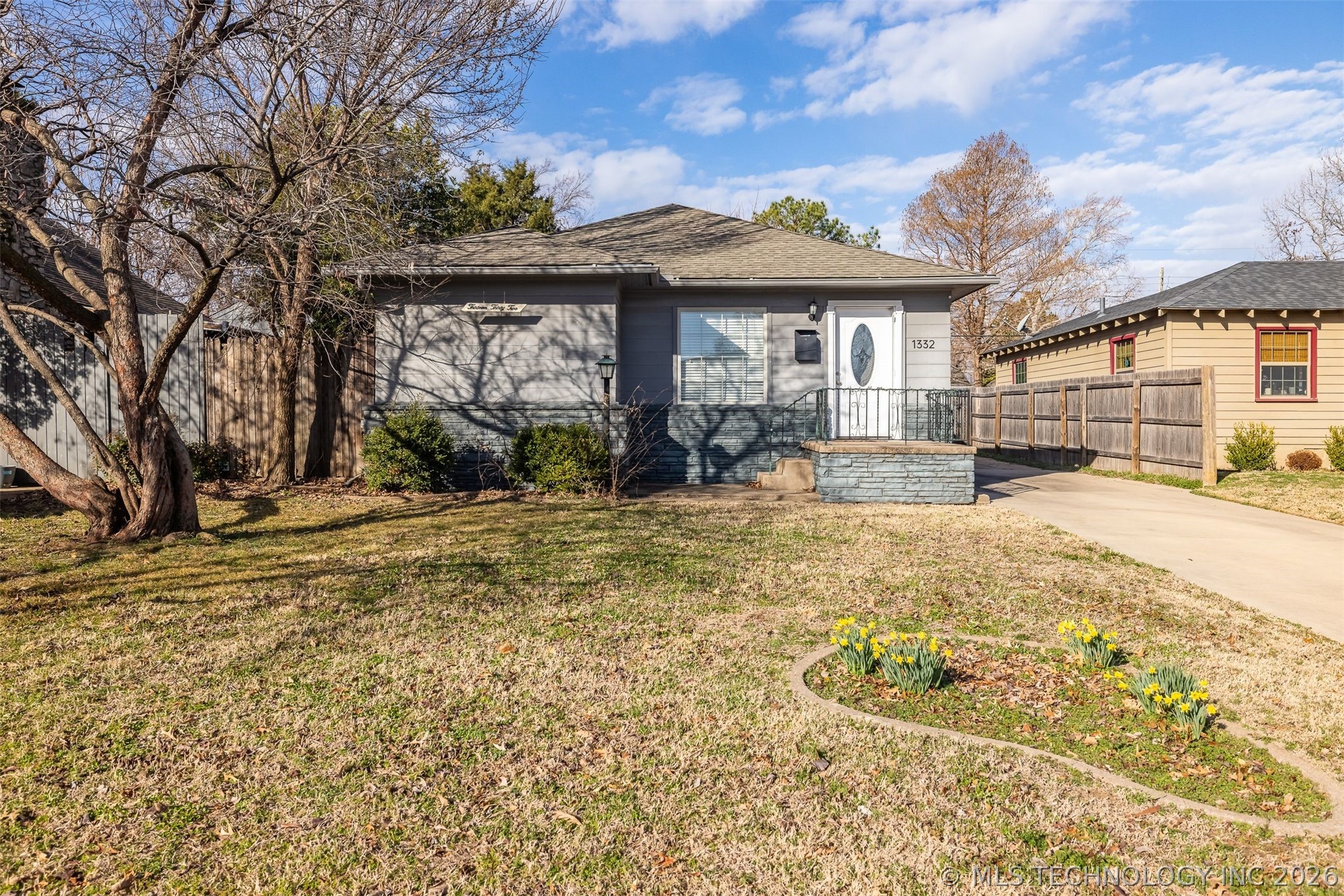 1332 S Knoxville Avenue