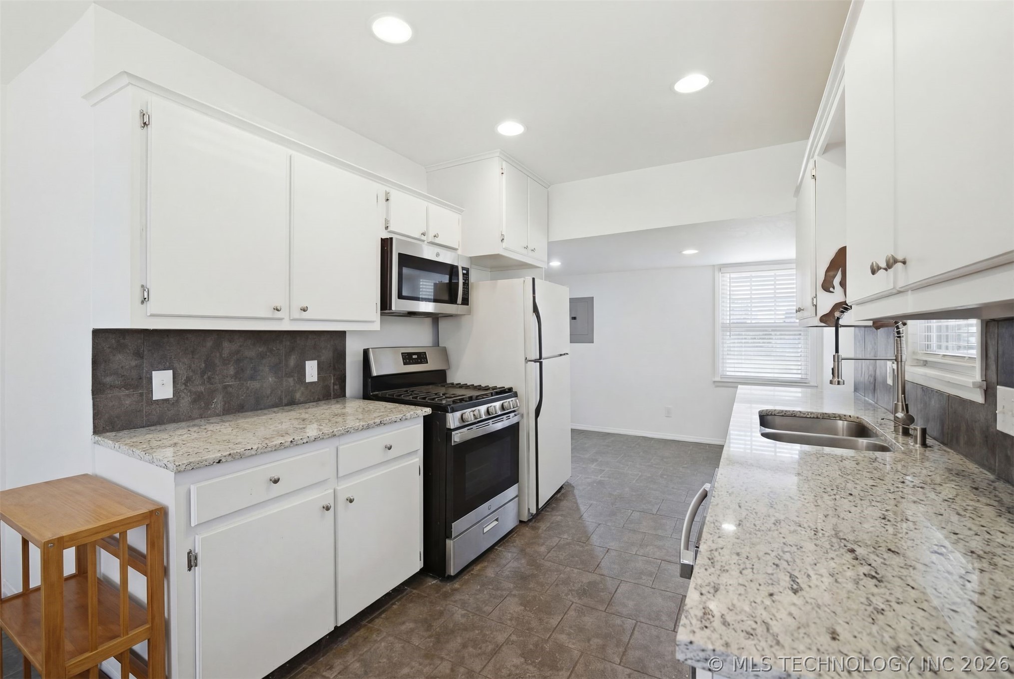 1332 S Knoxville Avenue