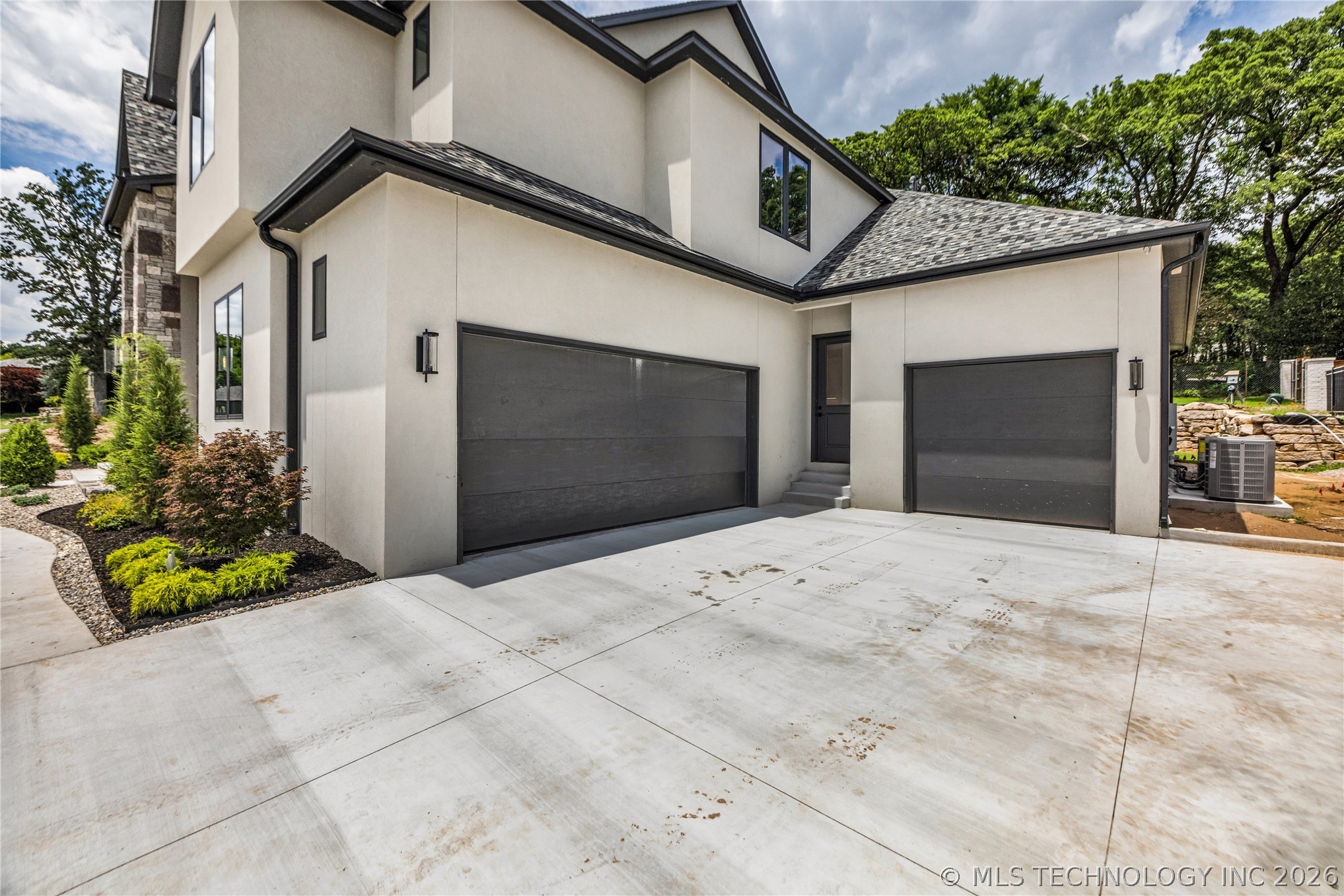 6037 E 119th Place