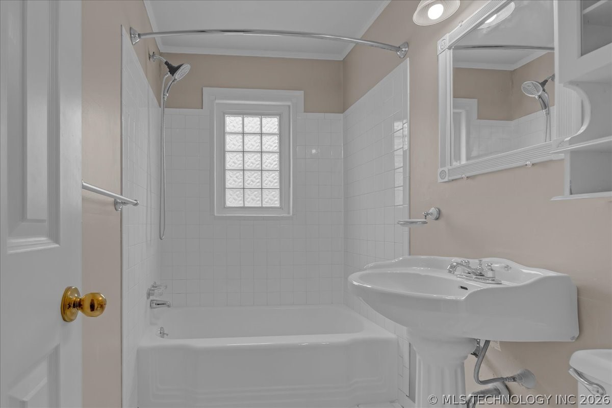 3820 S Detroit Avenue