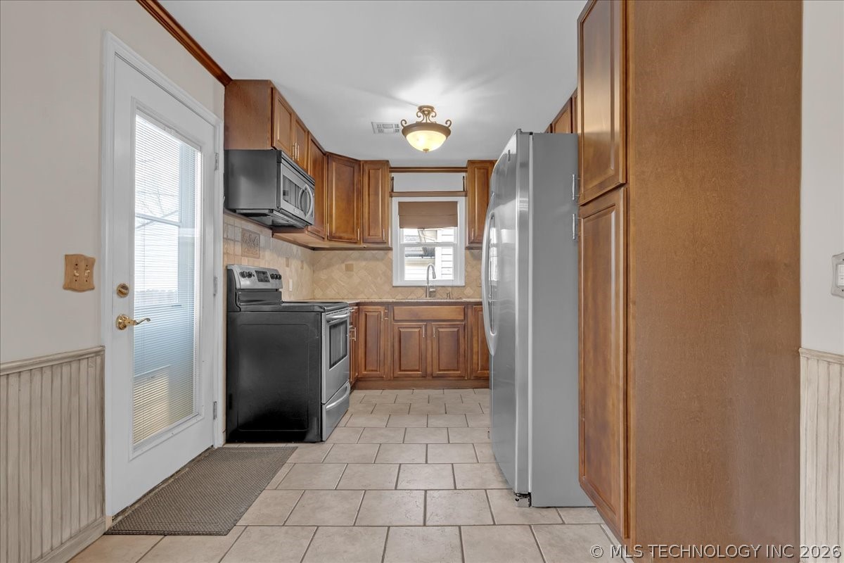 3820 S Detroit Avenue