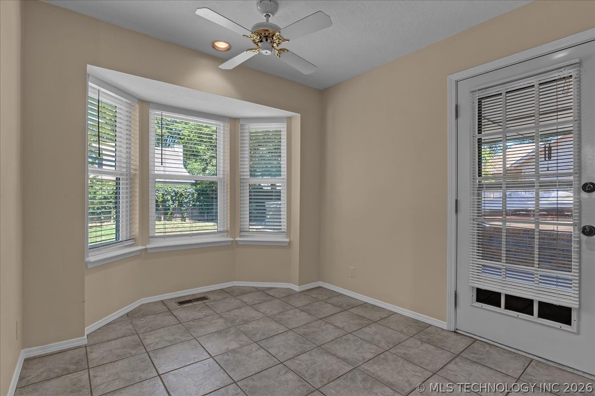 2412 W Twin Oaks Street