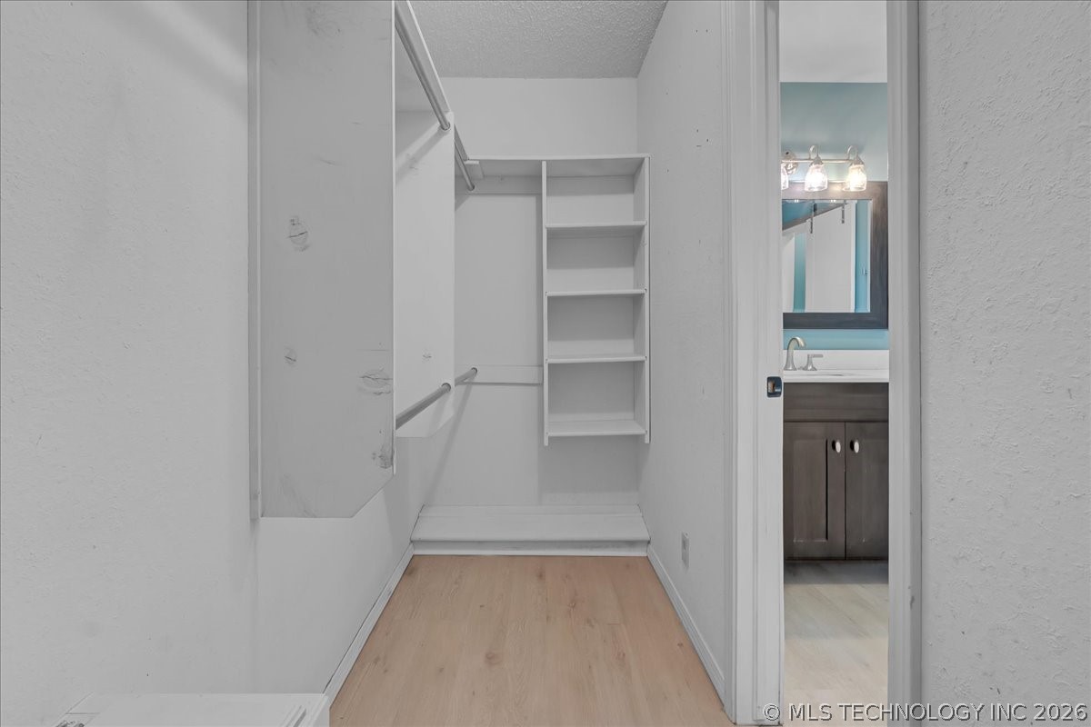 2412 W Twin Oaks Street
