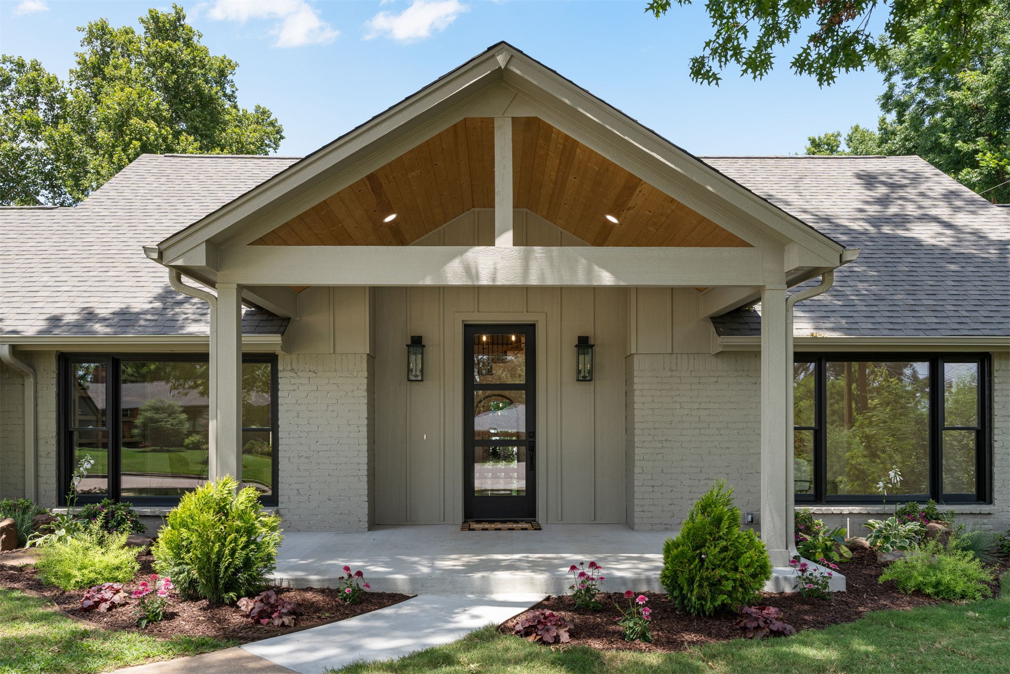2819 E 37th Place