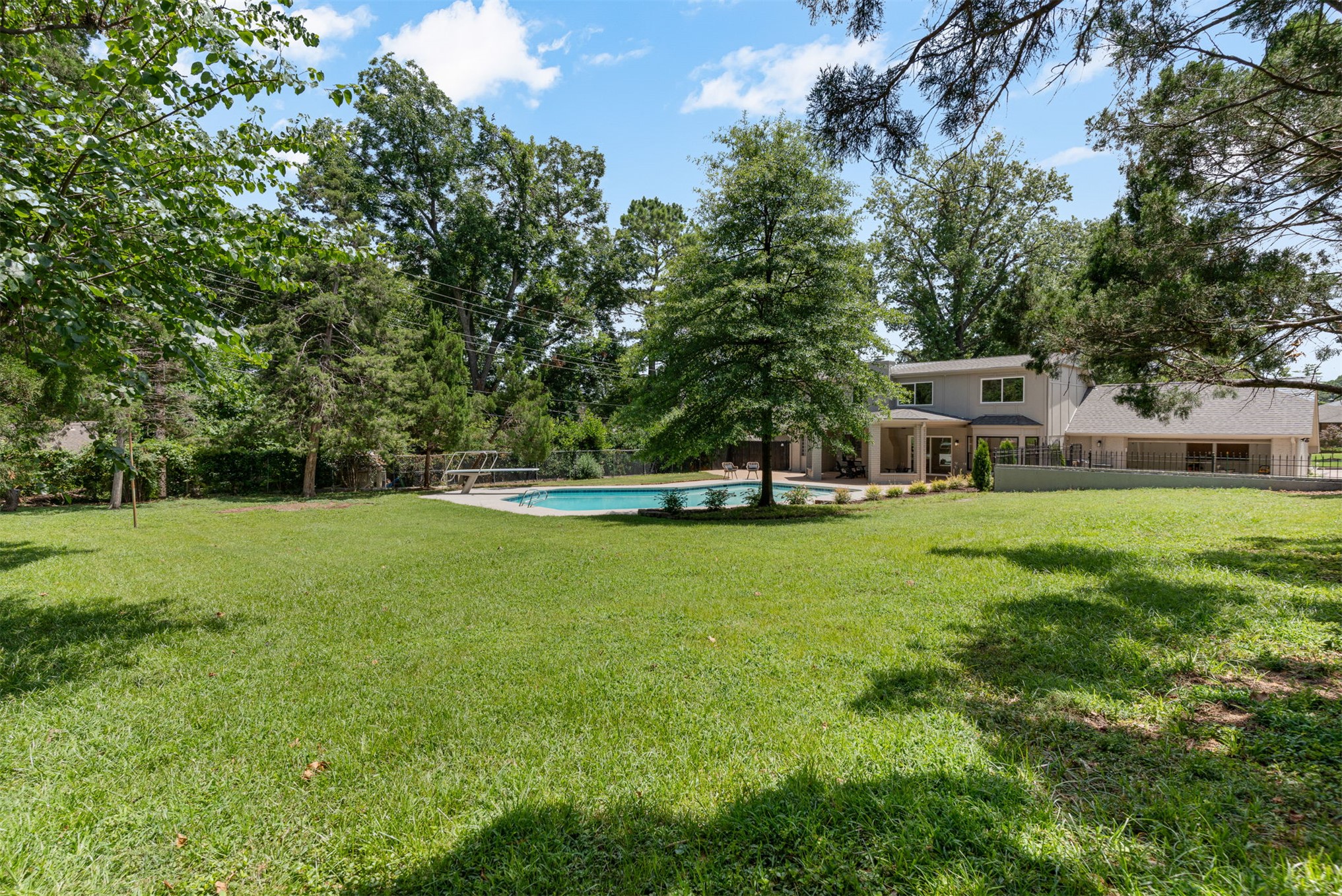 2819 E 37th Place