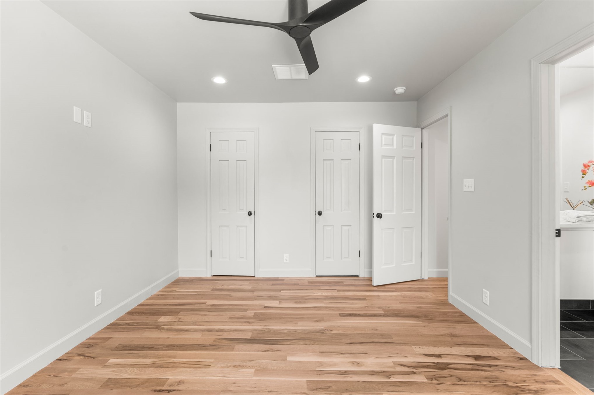 2819 E 37th Place