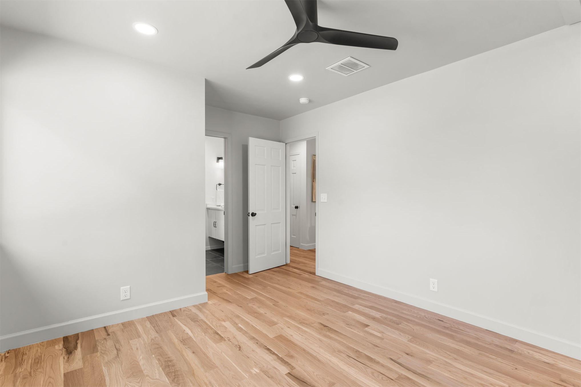 2819 E 37th Place