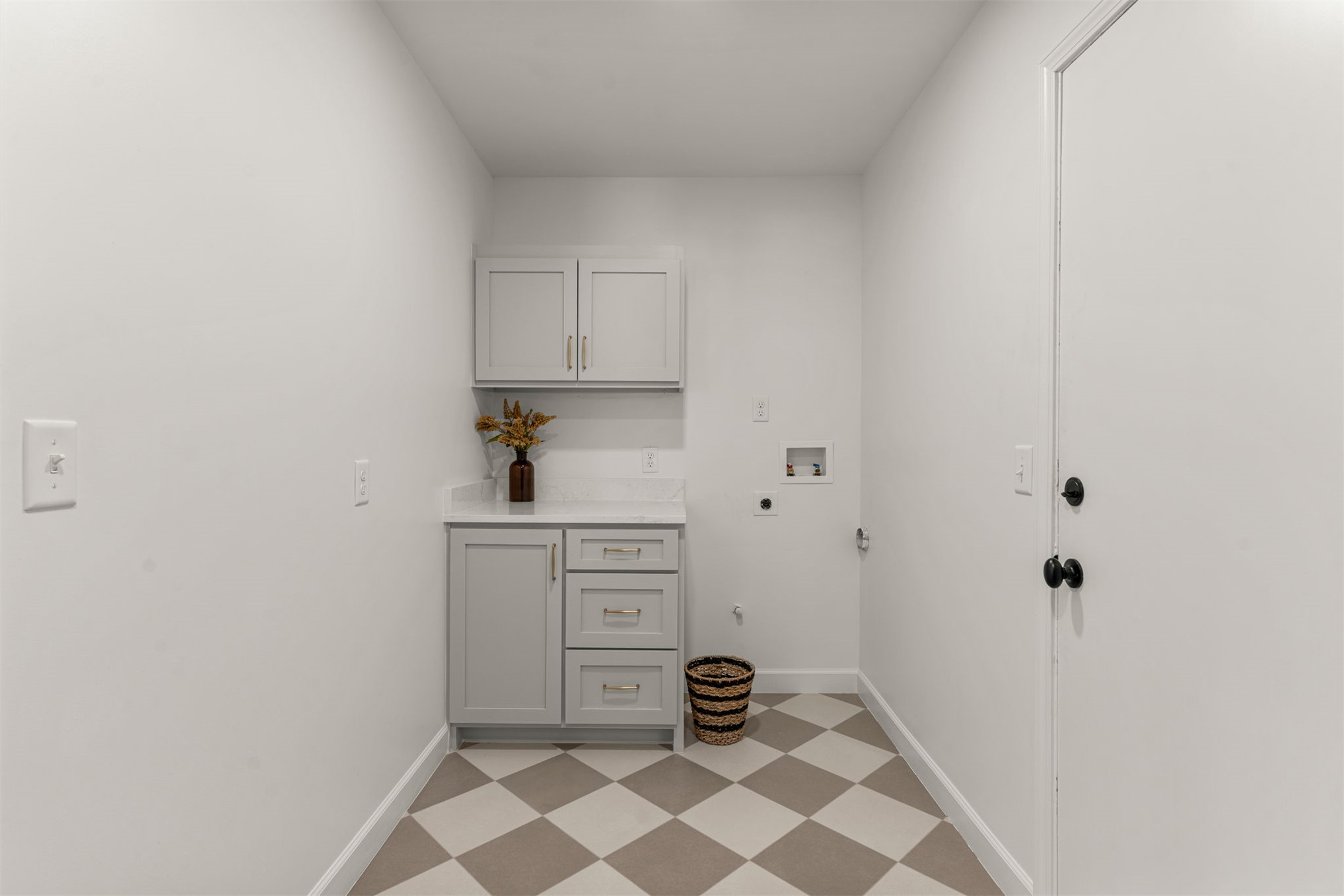 2819 E 37th Place