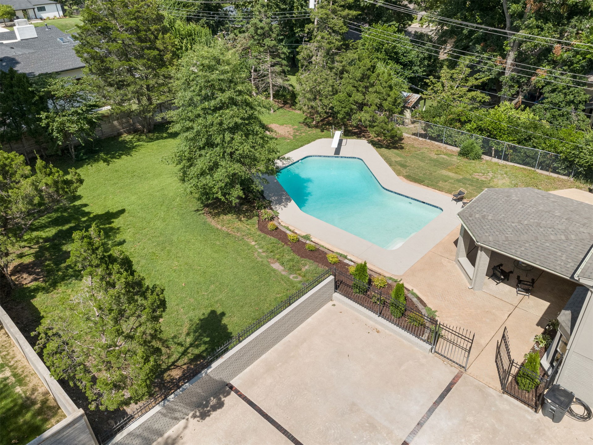 2819 E 37th Place