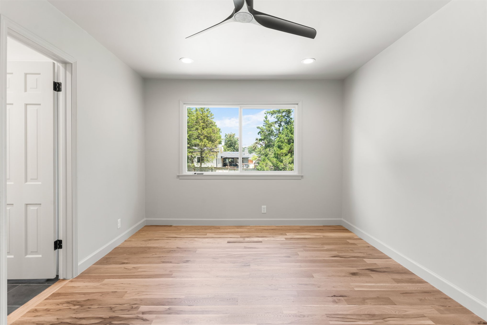 2819 E 37th Place