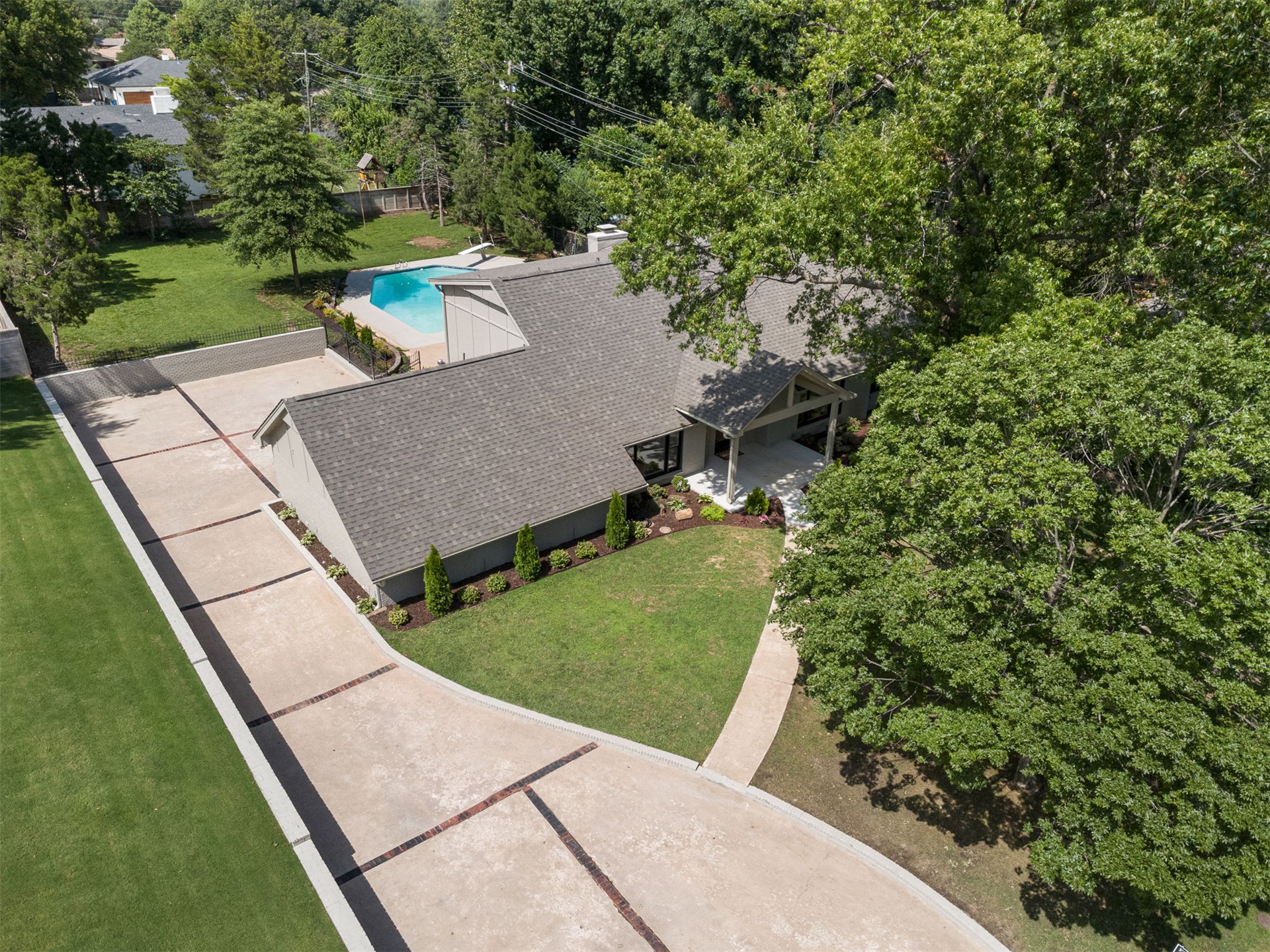 2819 E 37th Place