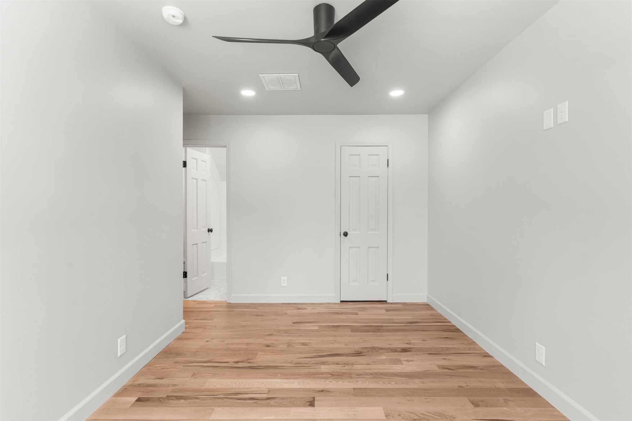 2819 E 37th Place