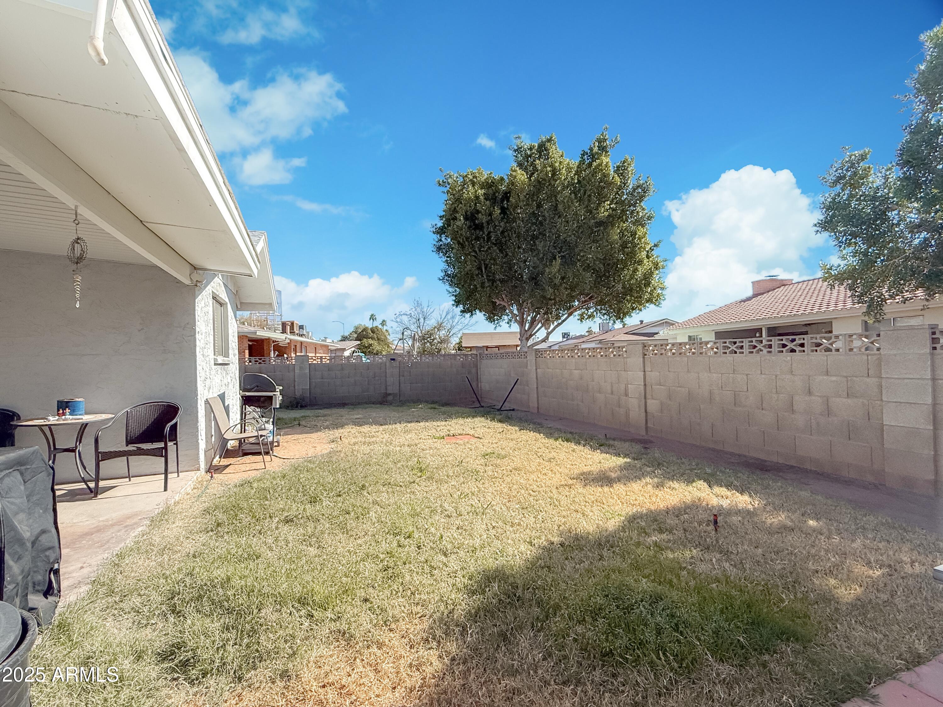 1527 E GARNET Avenue
