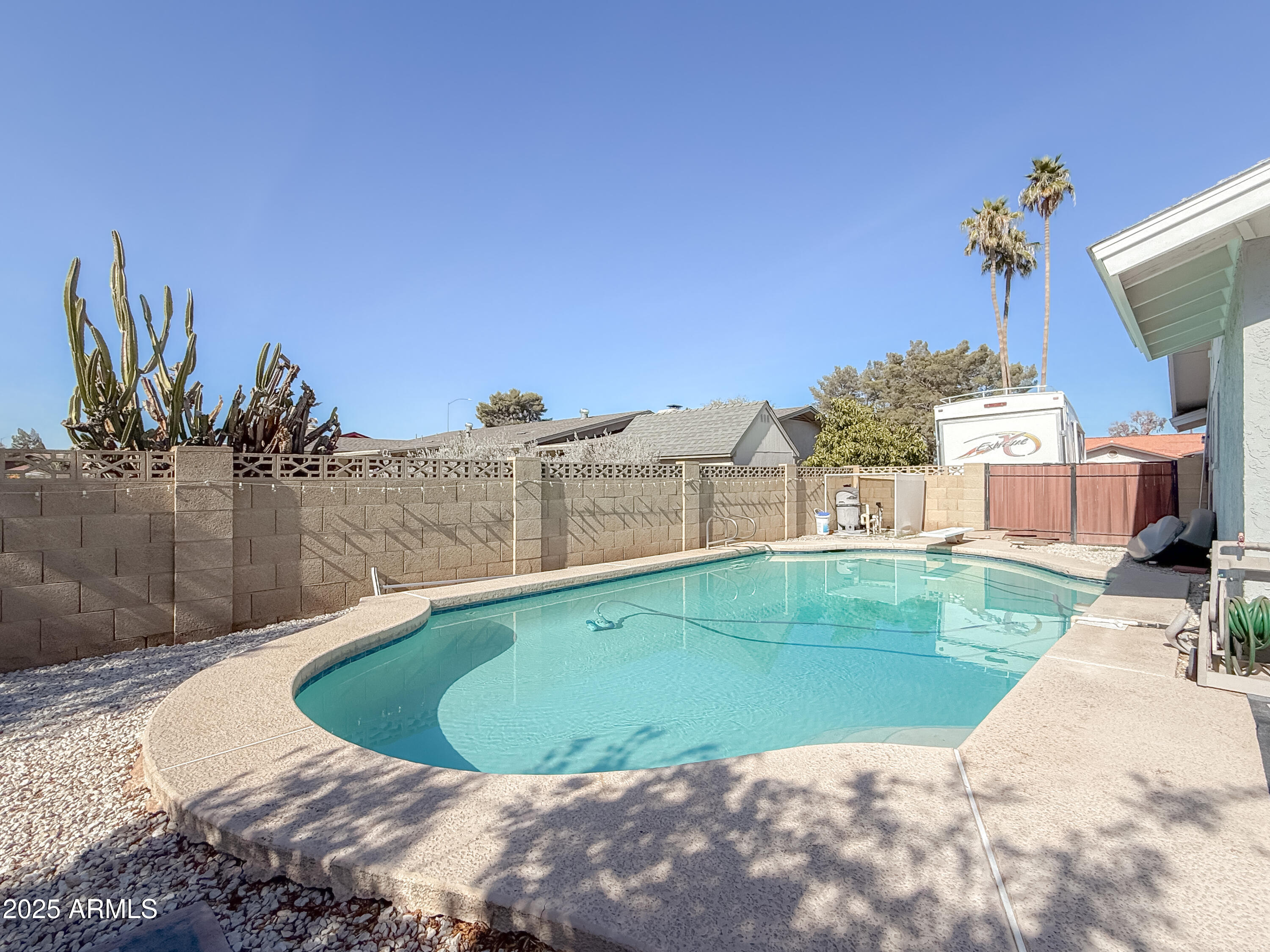 1527 E GARNET Avenue