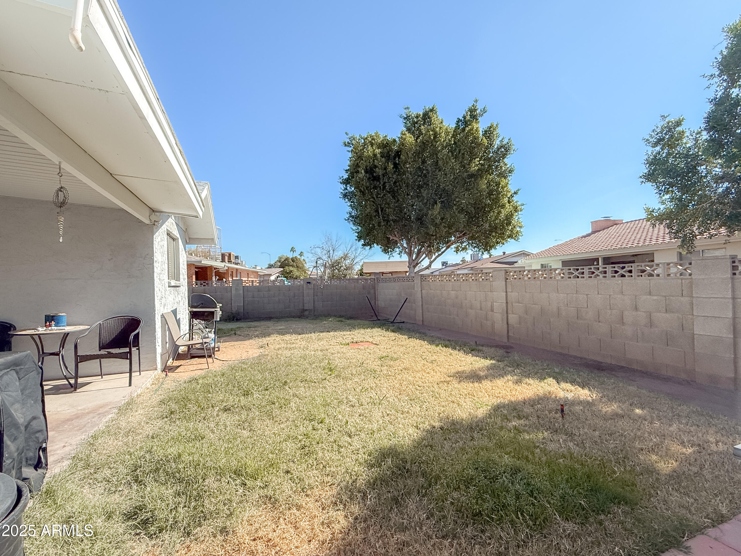 1527 E GARNET Avenue