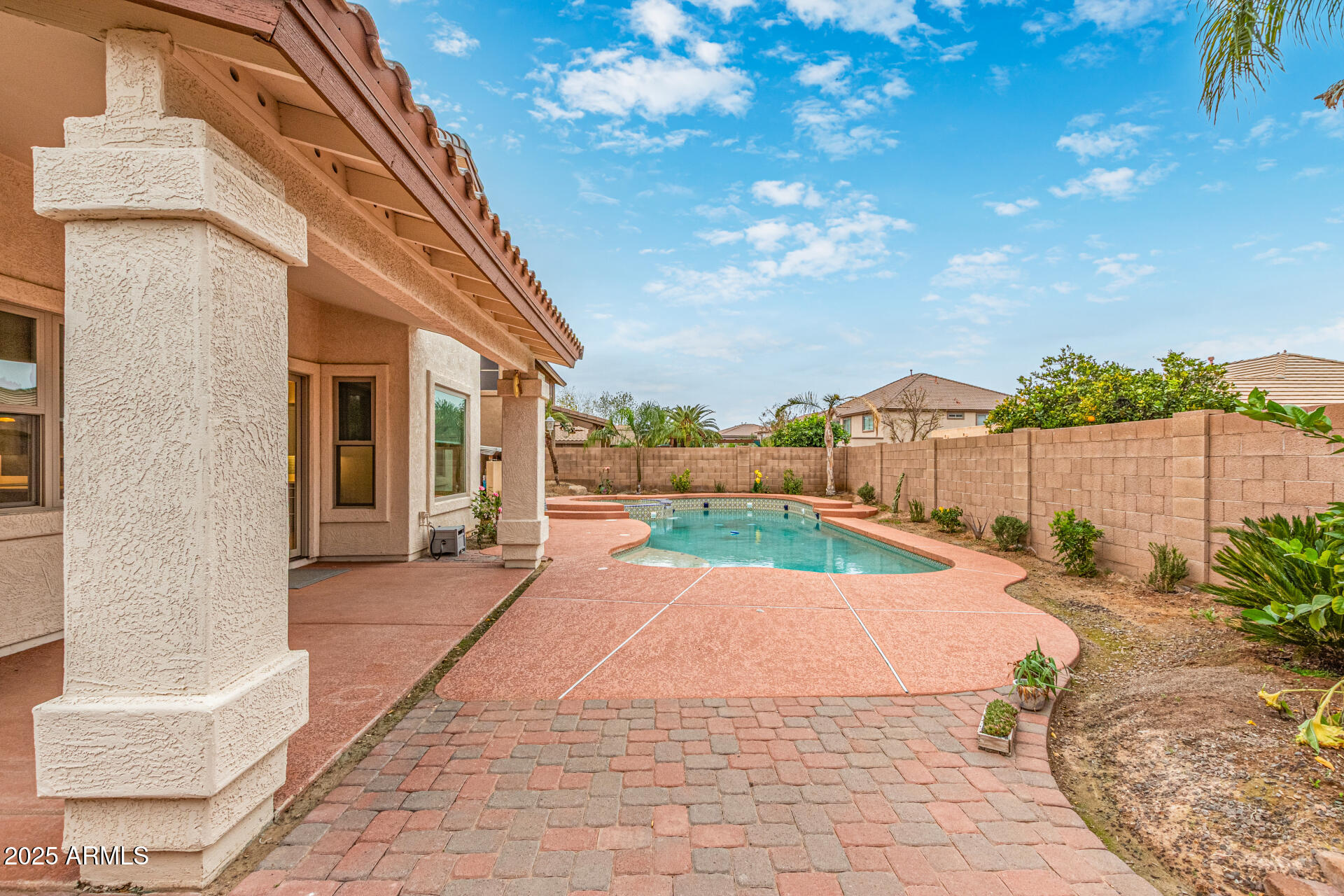 2818 E TEAKWOOD Place