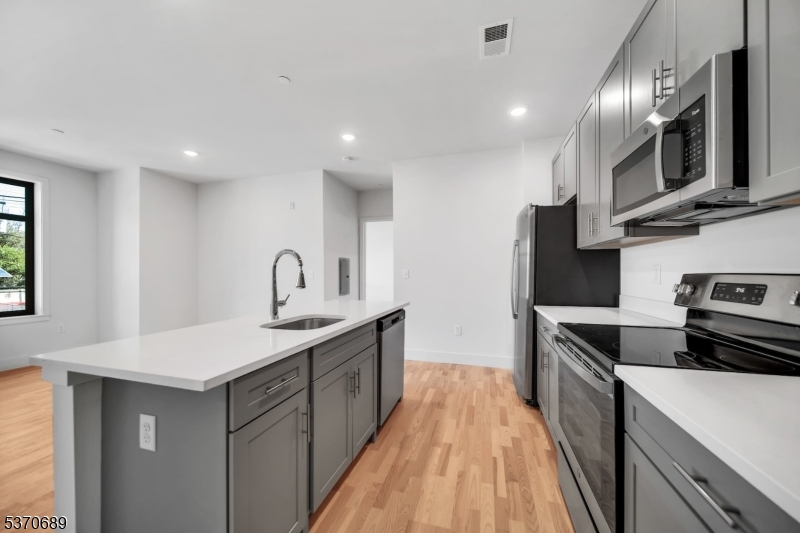 1037 Amboy Ave 401