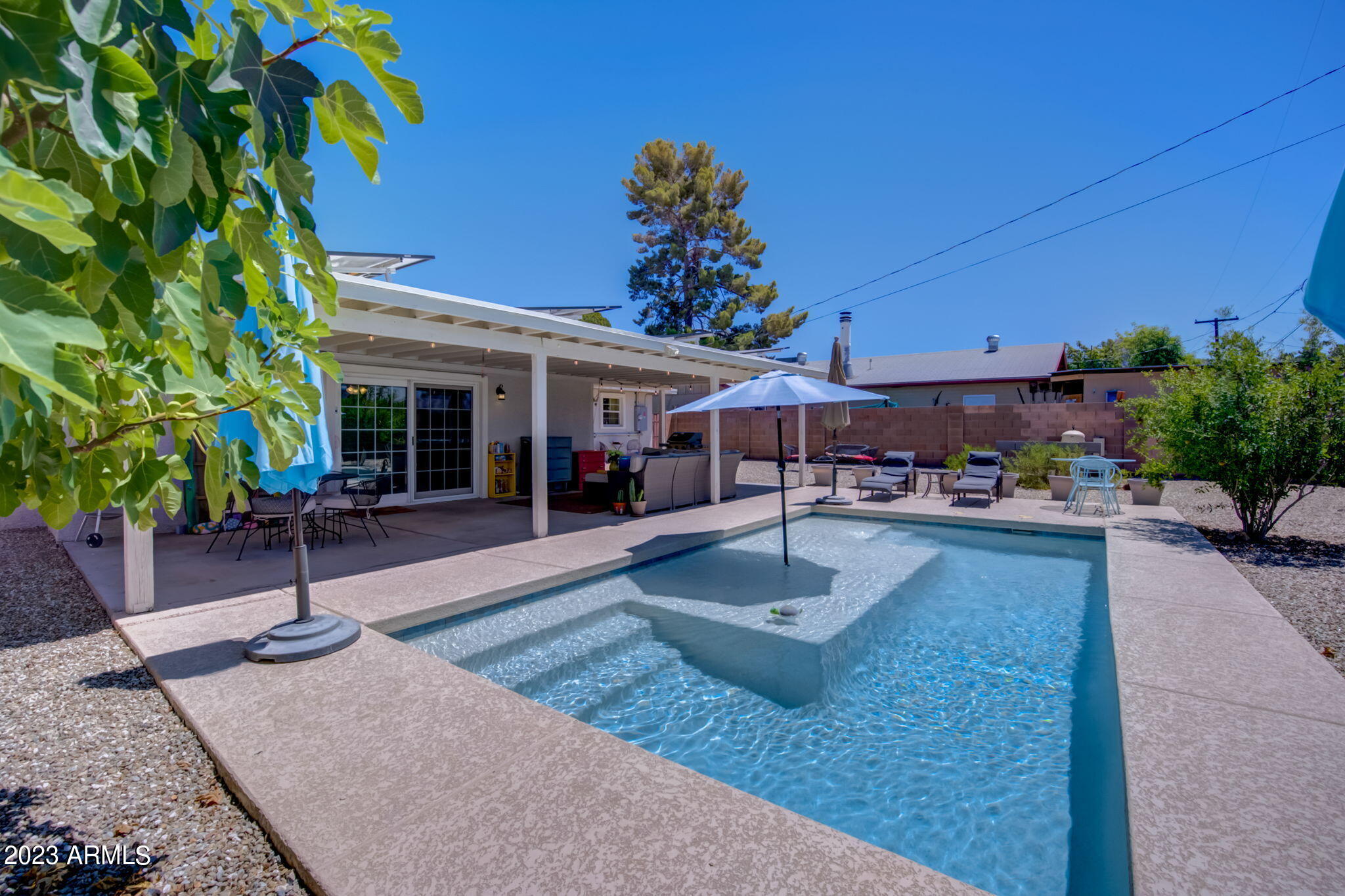 1215 E KALER Drive