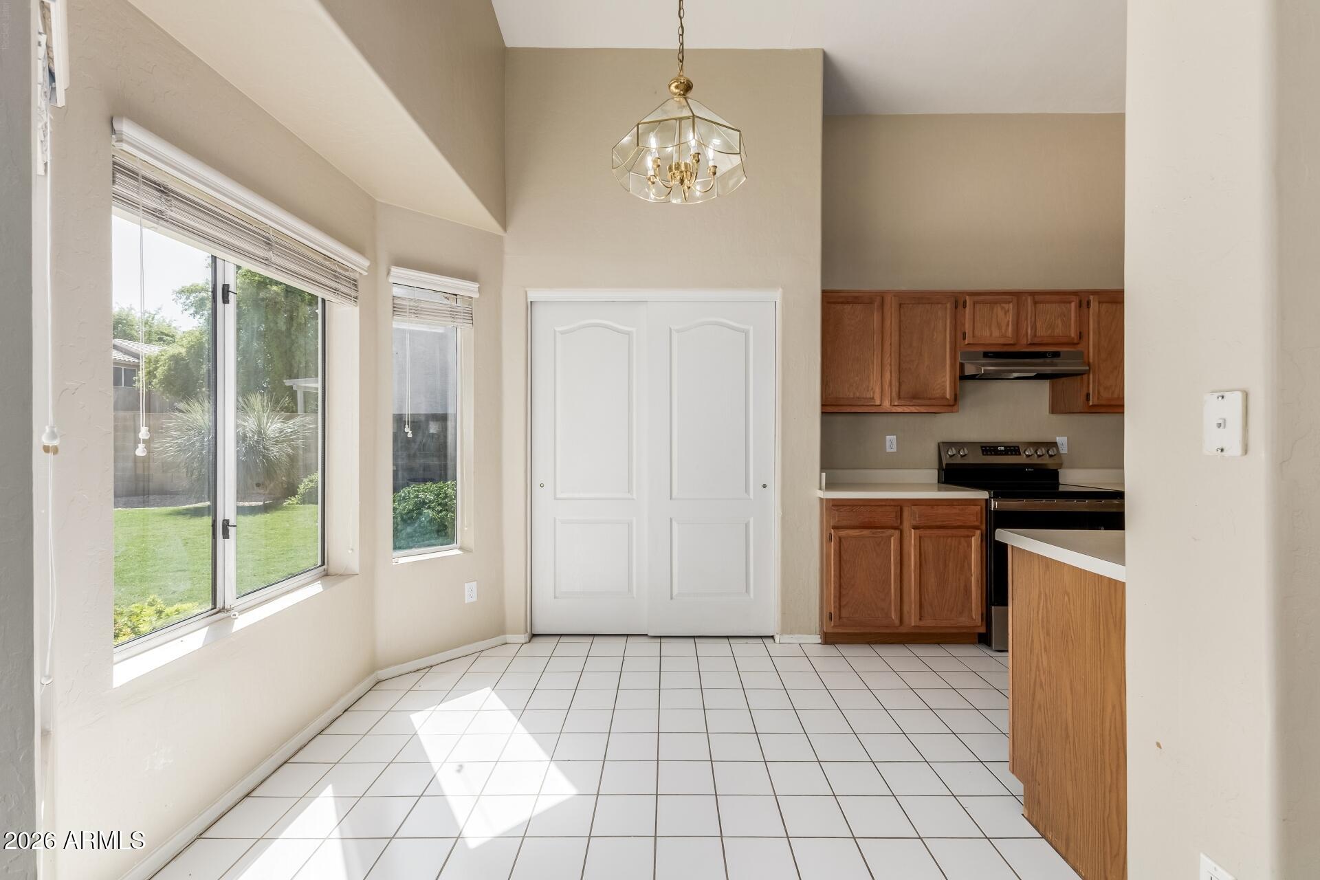 635 W ENSUENO Court