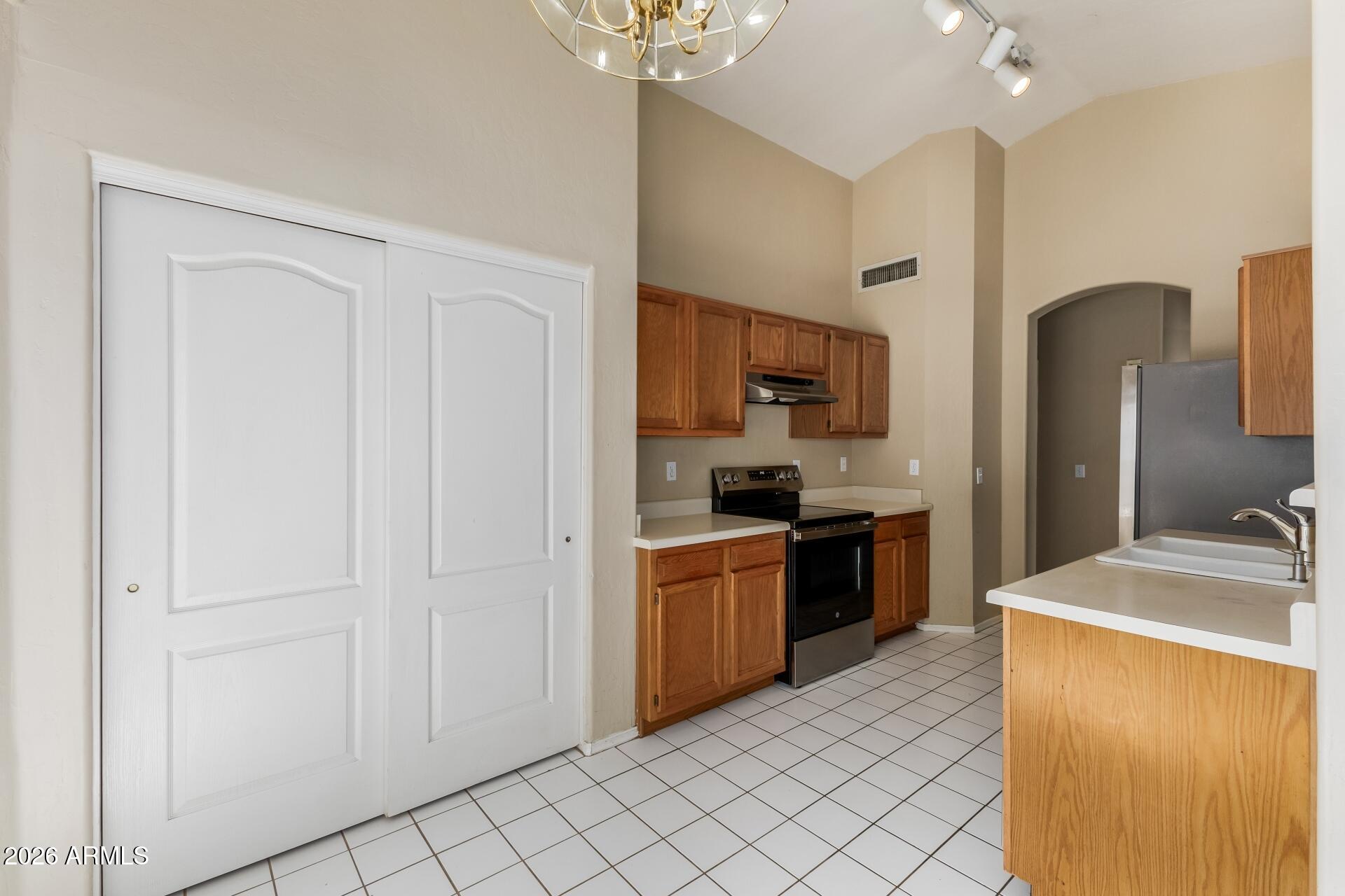 635 W ENSUENO Court