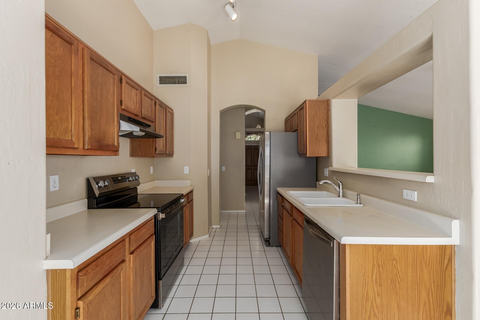 635 W ENSUENO Court