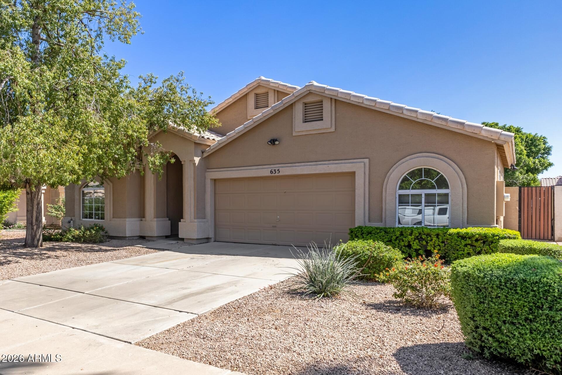 635 W ENSUENO Court