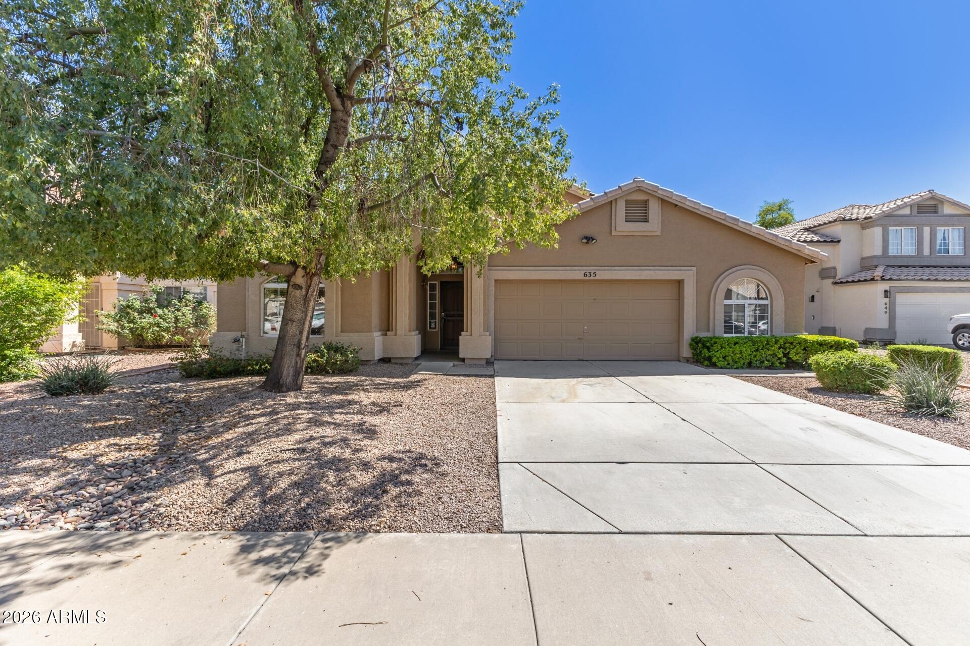 635 W ENSUENO Court