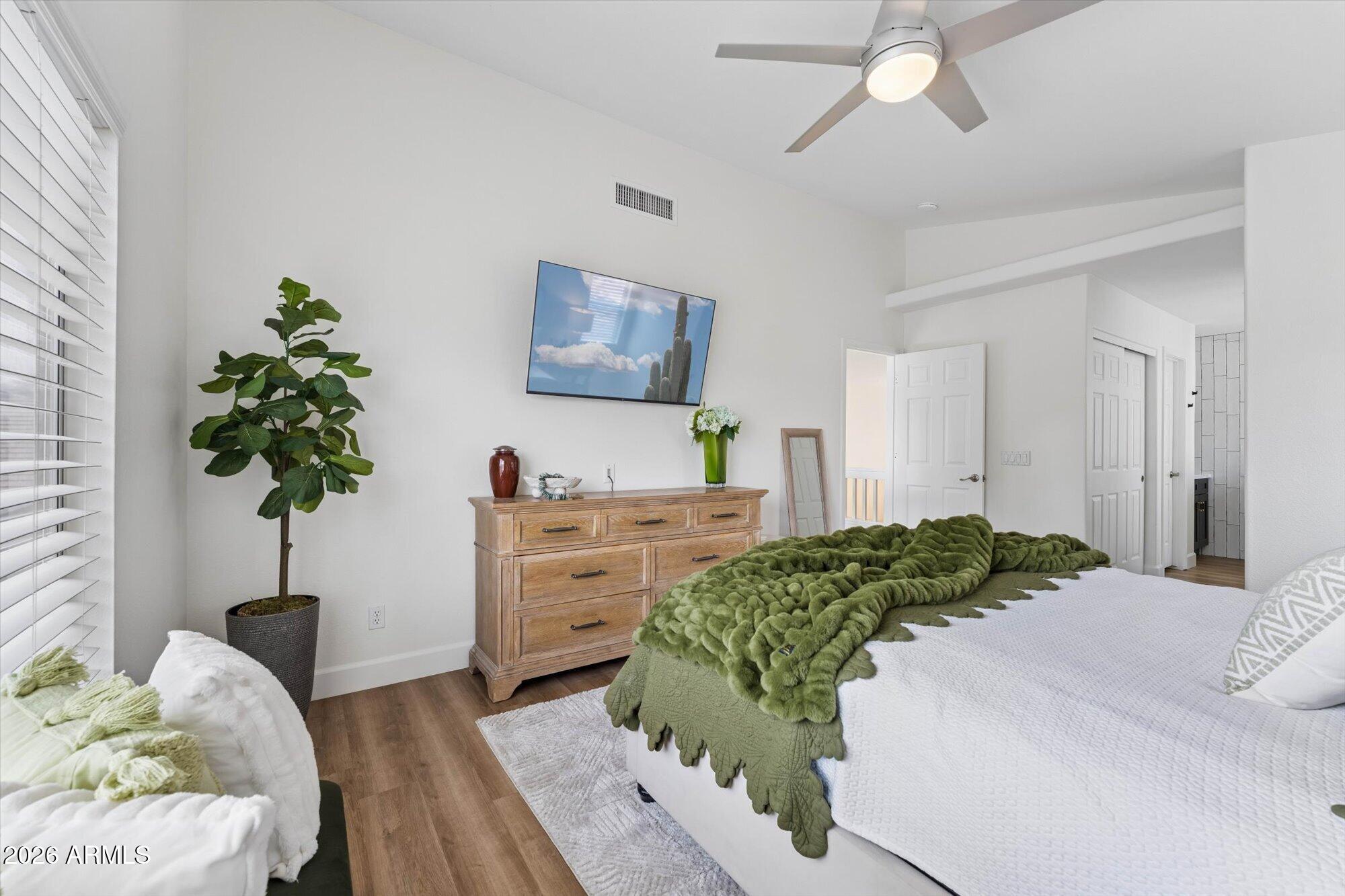 1039 W JUANITA Avenue