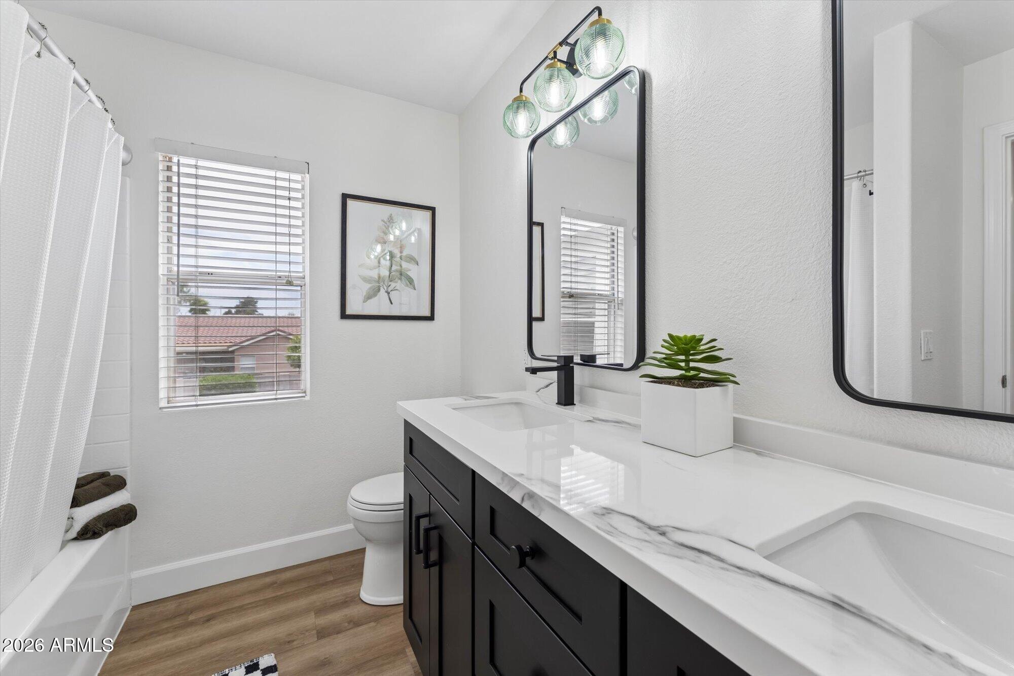 1039 W JUANITA Avenue