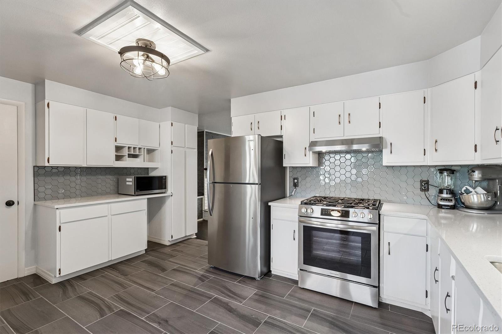 1850 S Hooker Street