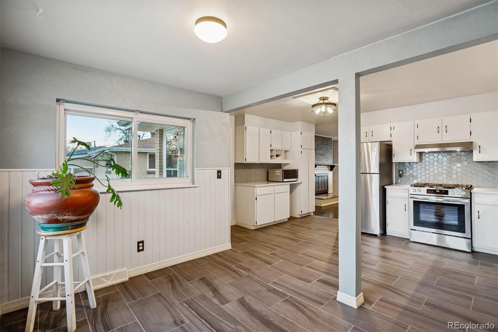 1850 S Hooker Street