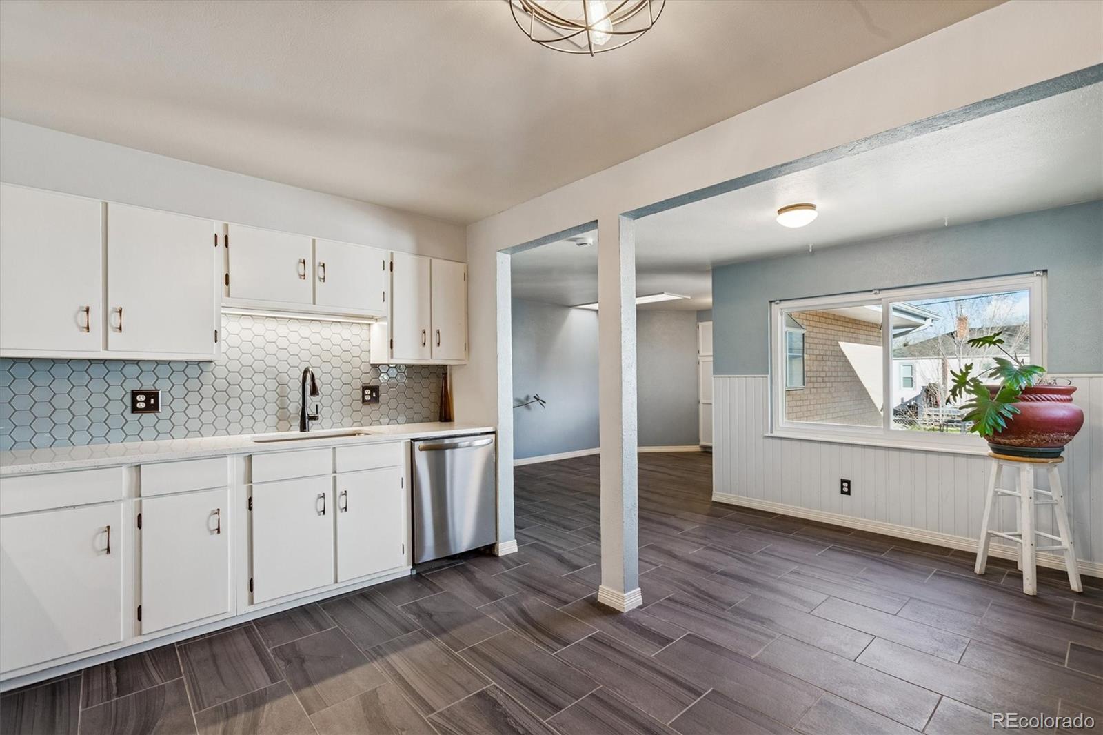 1850 S Hooker Street